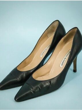 Manolo Blahnik Black Pointed Toe Leather Pumps